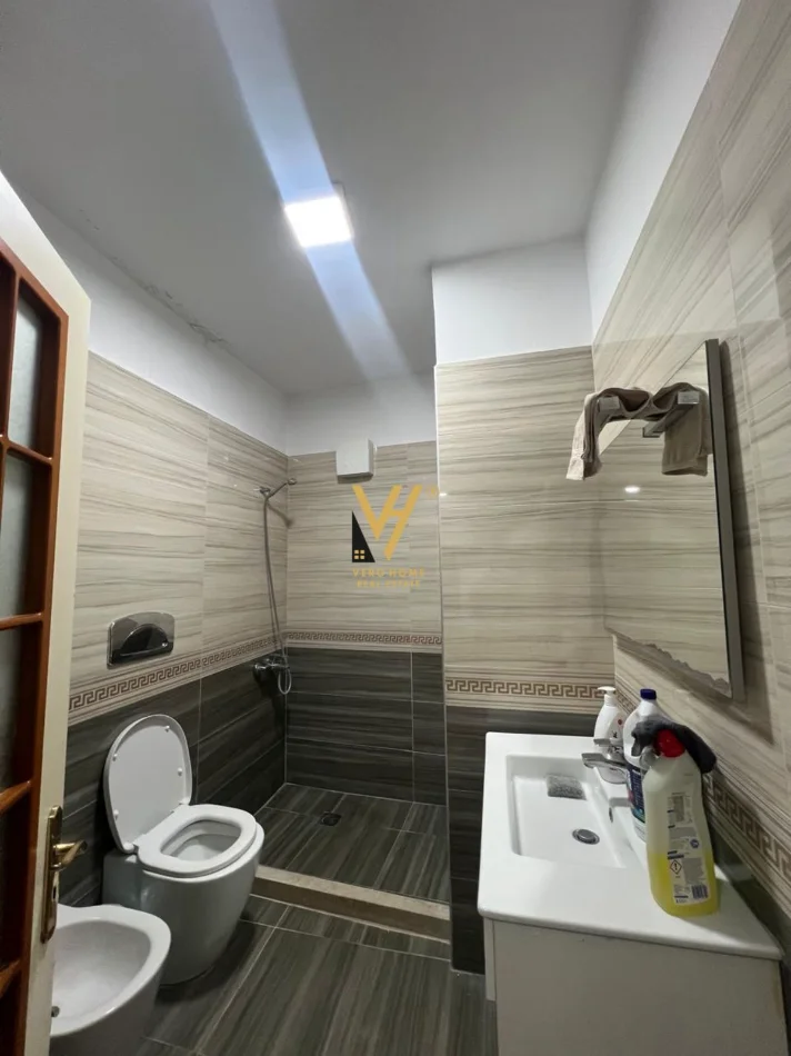 Tirane, jepet me qera apartament 2+1+Ballkon Kati 3, 90 m² 720 € (KOMUNA E PARISIT)