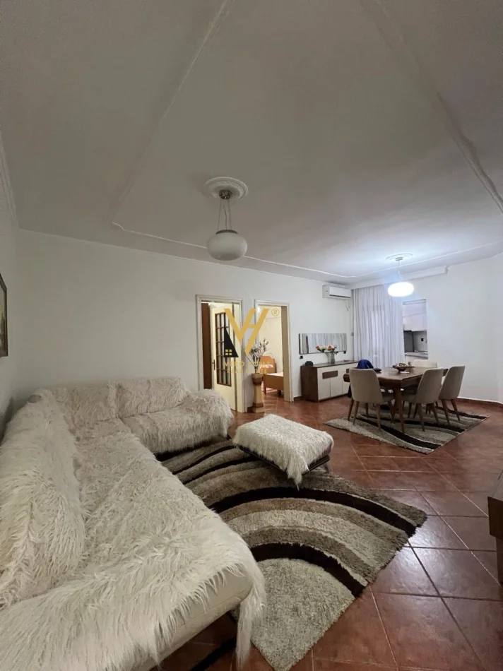 Tirane, jepet me qera apartament 2+1+Ballkon Kati 3, 90 m² 720 € (KOMUNA E PARISIT)