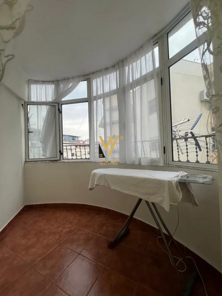 Tirane, jepet me qera apartament 2+1+Ballkon Kati 3, 90 m² 720 € (KOMUNA E PARISIT)