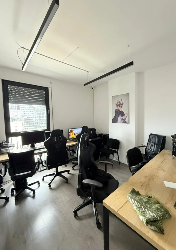 Tirane, jepet me qera zyre Kati 9, 125 m² 3.888 € (rruga komuna parisit)