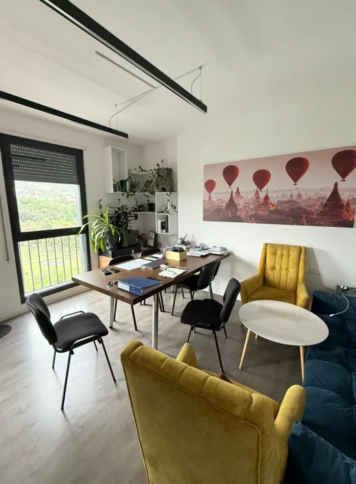 Tirane, jepet me qera zyre Kati 9, 125 m² 3.888 € (rruga komuna parisit)