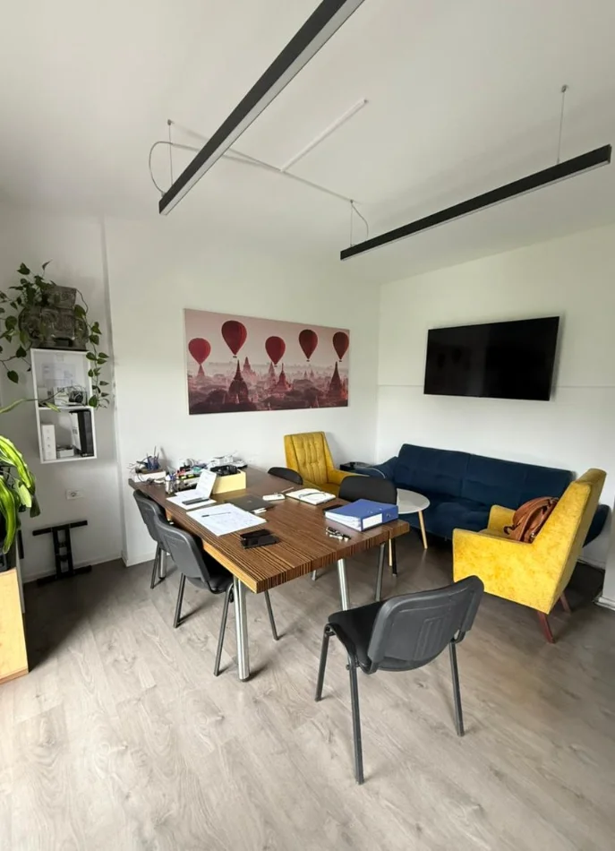 Tirane, jepet me qera zyre Kati 9, 125 m² 3.888 € (rruga komuna parisit)