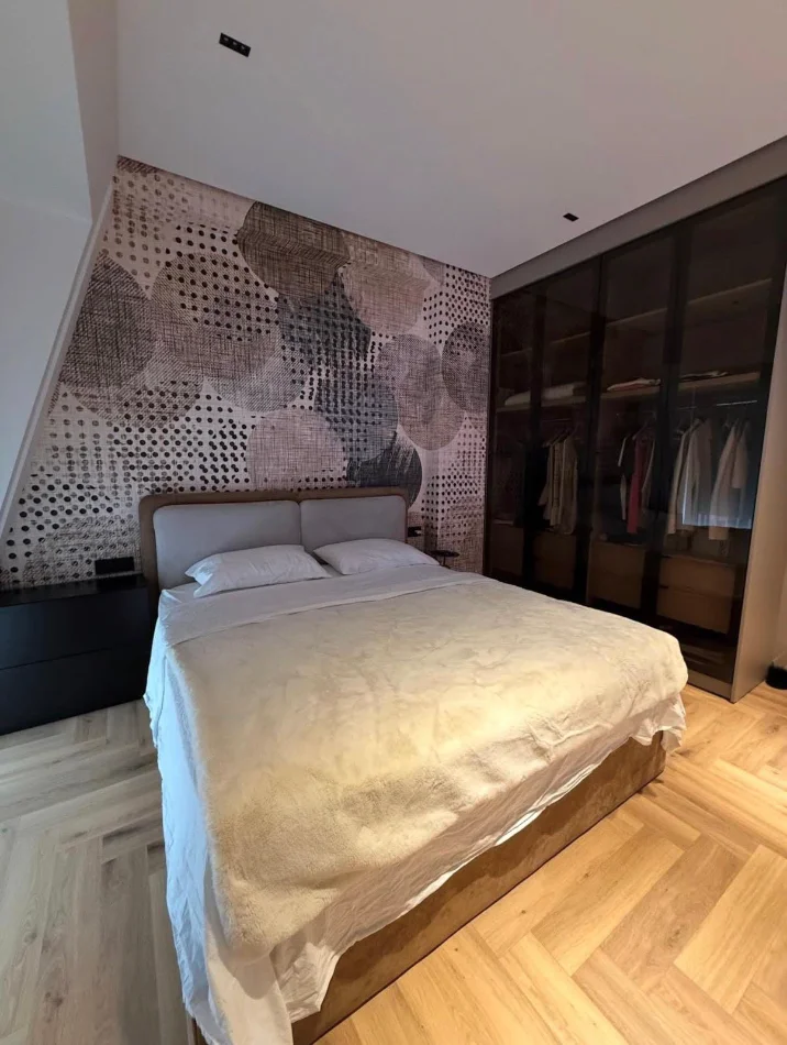Tirane, jepet me qera apartament 2+1+Ballkon Kati 3, 1.900 m² 1.900 € (Teg)