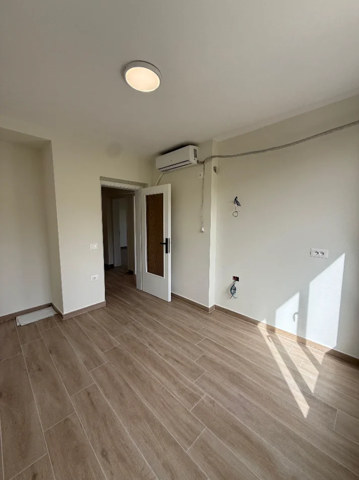 Tirane, JEPET ME QIRA Ambient Per Zyra | Apartament 3+1 Kati 3, 100 m² 600 € (RRUGA E DURRESIT)
