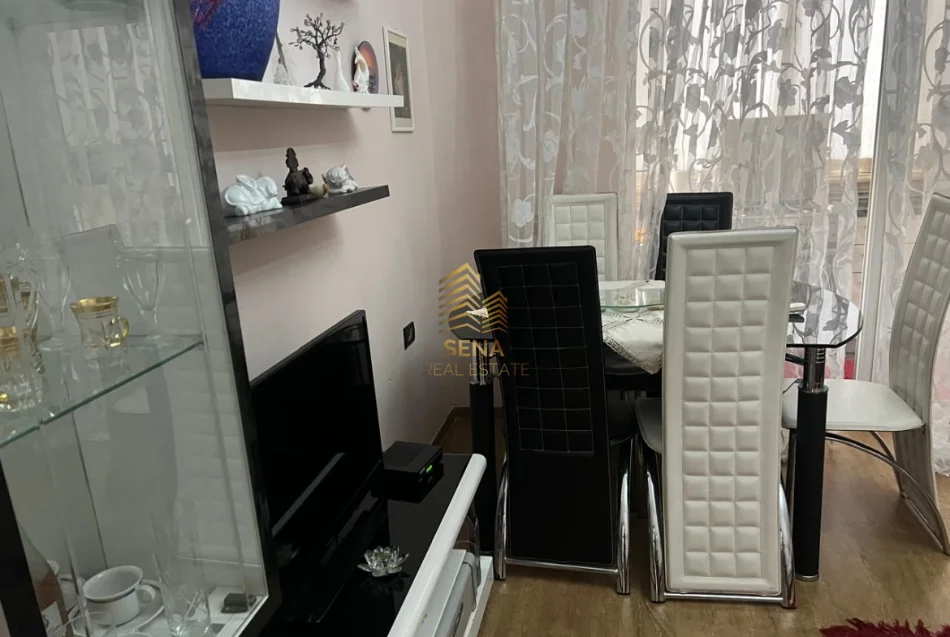 Tirane, jepet me qera apartament 2+1+Ballkon Kati 4, 90 m² 600 € (Komuna e Parisit)