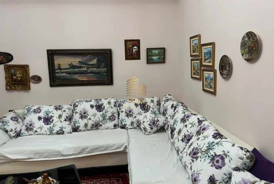 Tirane, jepet me qera apartament 2+1+Ballkon Kati 4, 90 m² 600 € (Komuna e Parisit)