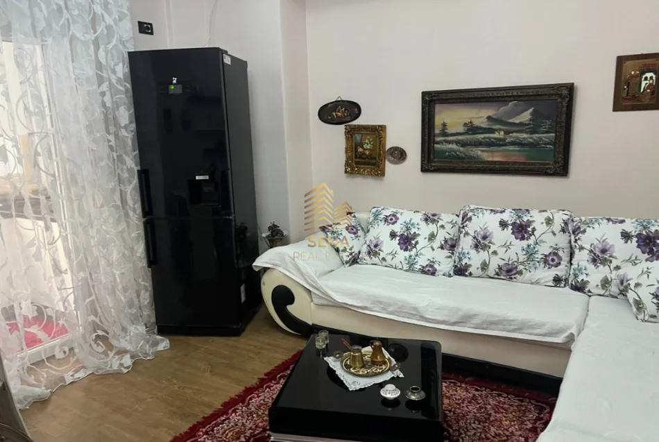 Tirane, jepet me qera apartament 2+1+Ballkon Kati 4, 90 m² 600 € (Komuna e Parisit)