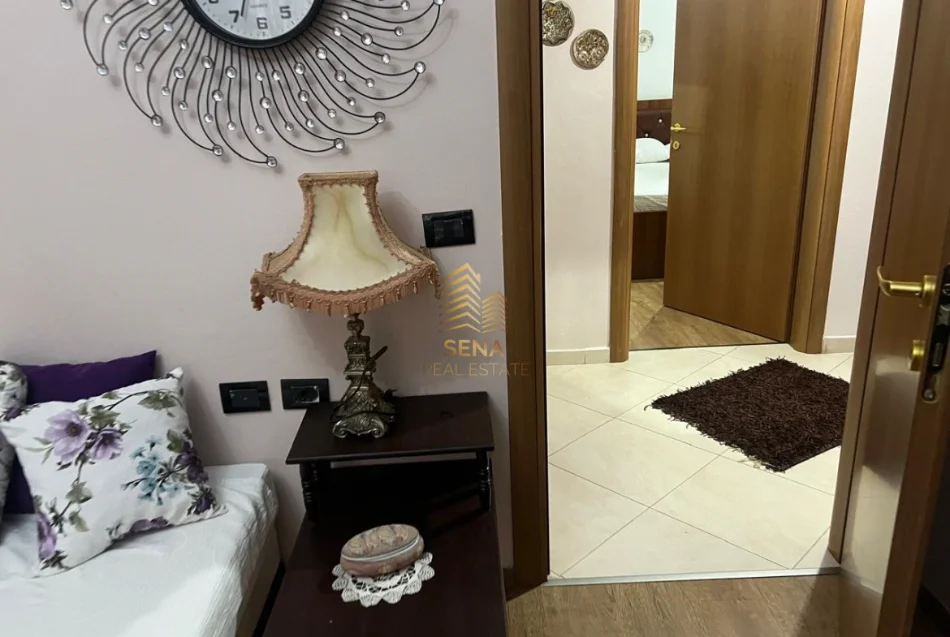 Tirane, jepet me qera apartament 2+1+Ballkon Kati 4, 90 m² 600 € (Komuna e Parisit)