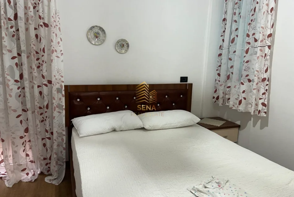 Tirane, jepet me qera apartament 2+1+Ballkon Kati 4, 90 m² 600 € (Komuna e Parisit)