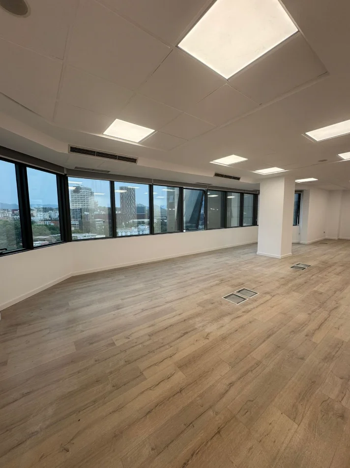Tirane, jepet me qera zyre Kati 10, 120 m² 2.600 € (BULEVARDI DESHMORET E KOMBIT)