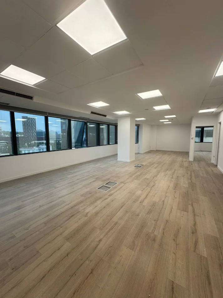 Tirane, jepet me qera zyre Kati 10, 120 m² 2.600 € (BULEVARDI DESHMORET E KOMBIT)