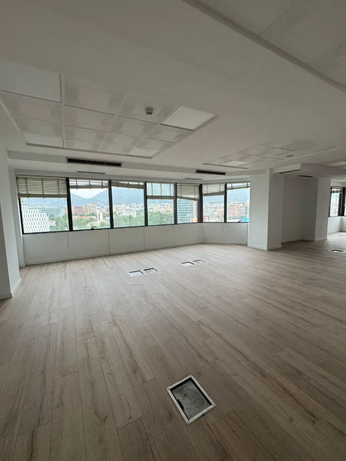Tirane, jepet me qera zyre Kati 10, 110 m² 2.500 € (BULEVARDI DESHMORET E KOMBIT)