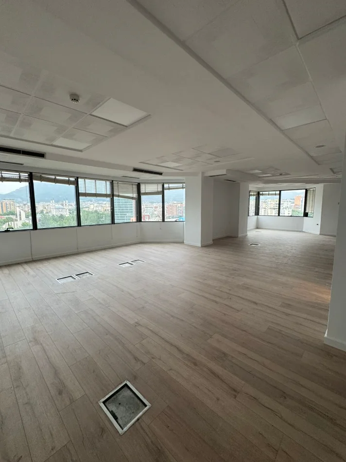 Tirane, jepet me qera zyre Kati 10, 110 m² 2.500 € (BULEVARDI DESHMORET E KOMBIT)