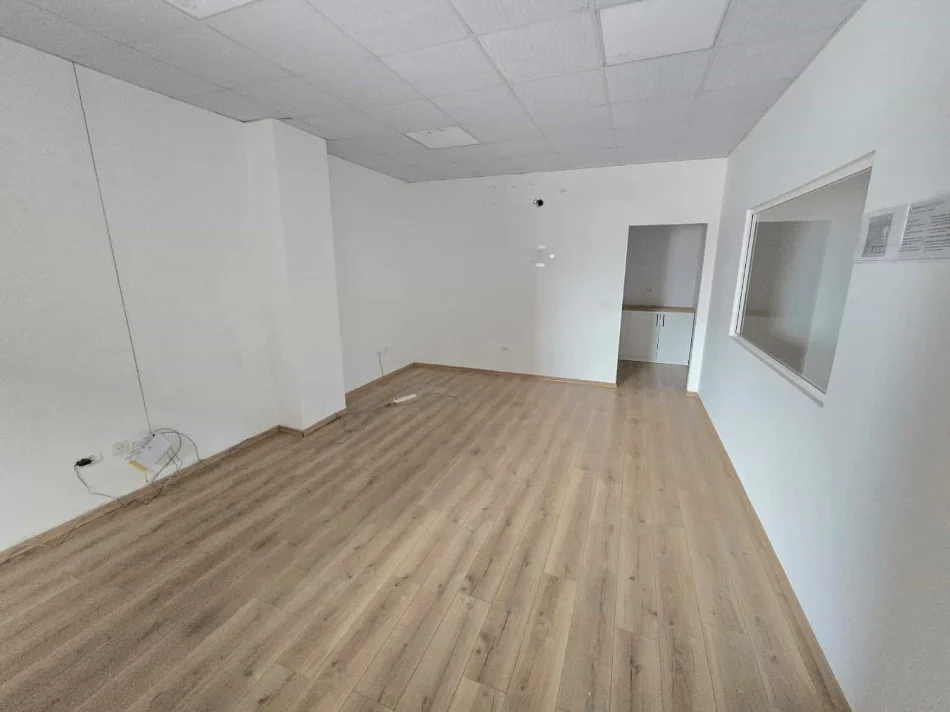 Tirane, jepet me qera magazine Kati 0, 1.200 m² 5.300 € (VAQARR)