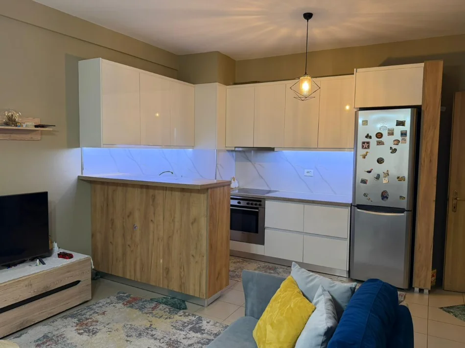 Tirane, shitet apartament 2+1 Kati 8, 105 m² 90.000 € (Kamez prane Neptun)