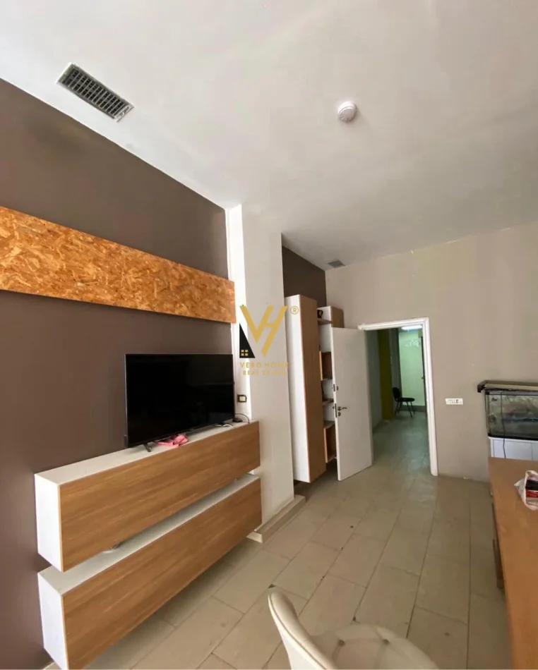 Tirane, jepet me qera zyre Kati 1, 60 m² 1.200 € (RRUGA E KAVAJES)