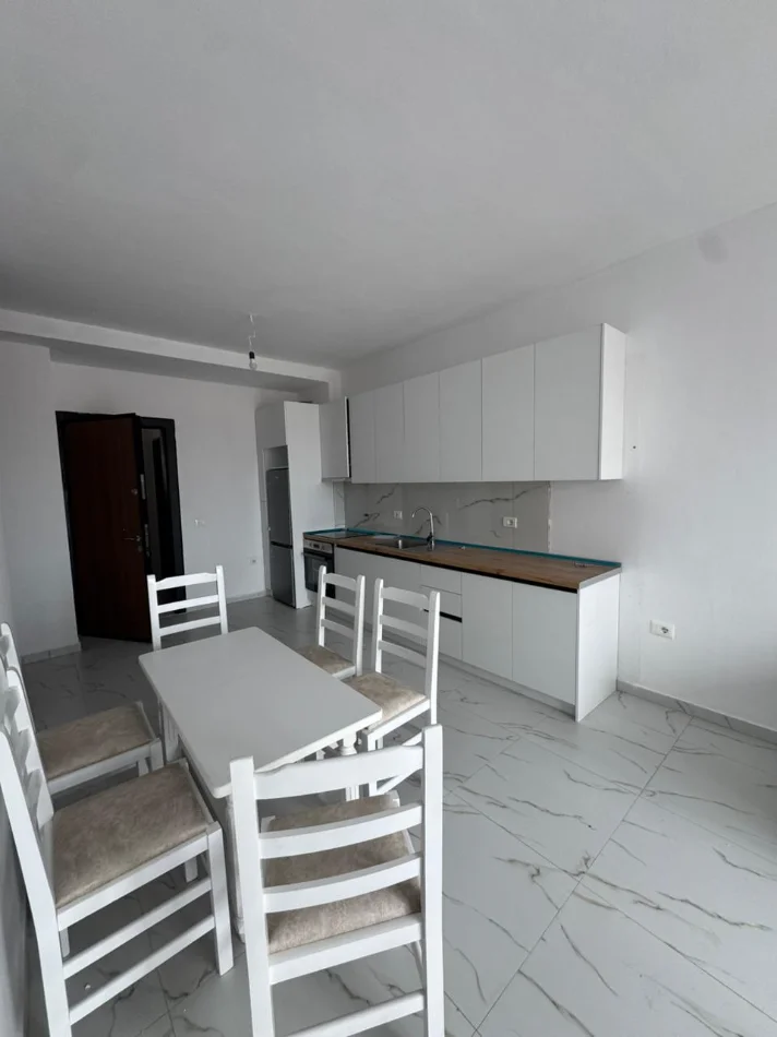 Tirane, jepet me qera apartament 2+1+Ballkon Kati 3, 90 m² 400 € (bathore)