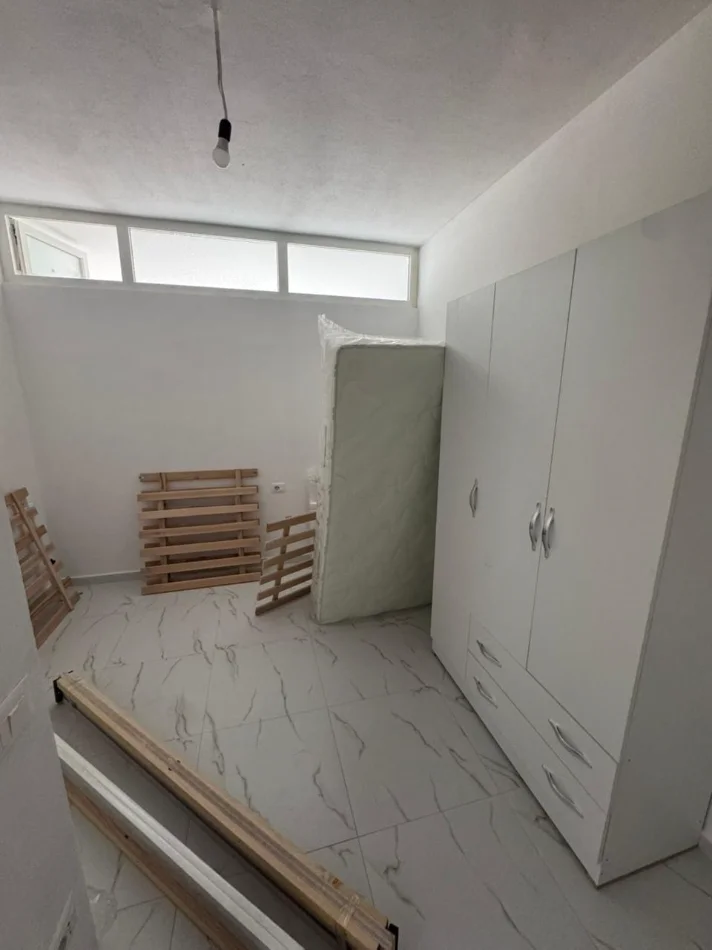 Tirane, jepet me qera apartament 2+1+Ballkon Kati 3, 90 m² 400 € (bathore)