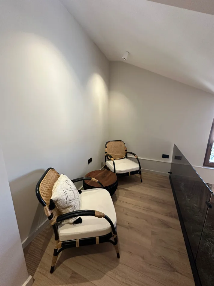 Tirane, jepet me qera apartament duplex 3+1+Ballkon Kati 6, 180 m² 1.800 € (Kodra e Diellit)