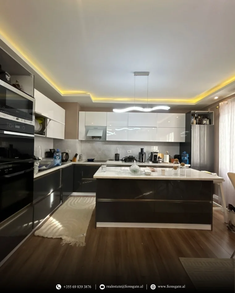 Tirane, shes 3+1+Ballkon , 148 m² 180.000 € 