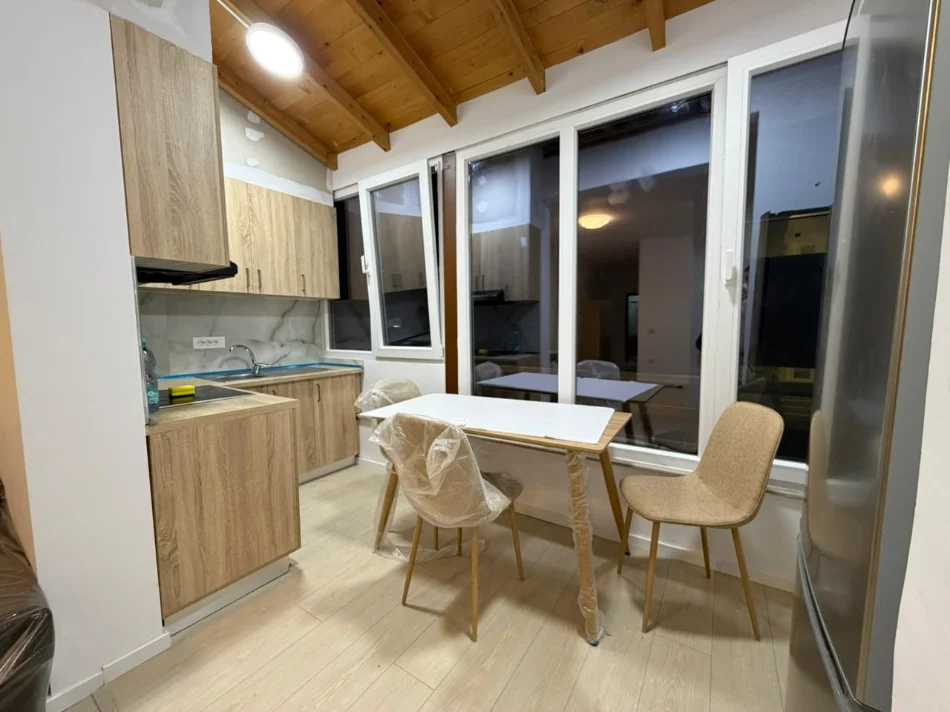 Tirane, jepet me qera apartament 1+1 Kati 1, (KODRA E DIELLIT)