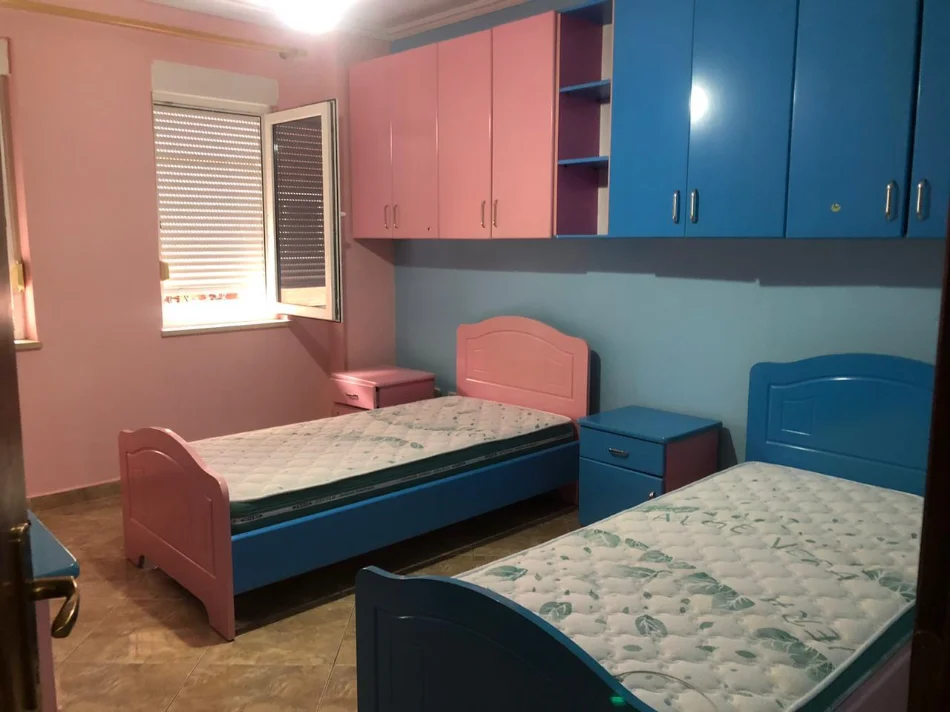 Tirane, shitet apartament 2+1+Ballkon Kati 3, 140 m² 259.067 € (Liqeni i Thatë)
