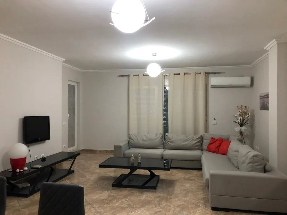 Tirane, shitet apartament 2+1+Ballkon Kati 3, 140 m² 259.067 € (Liqeni i Thatë)