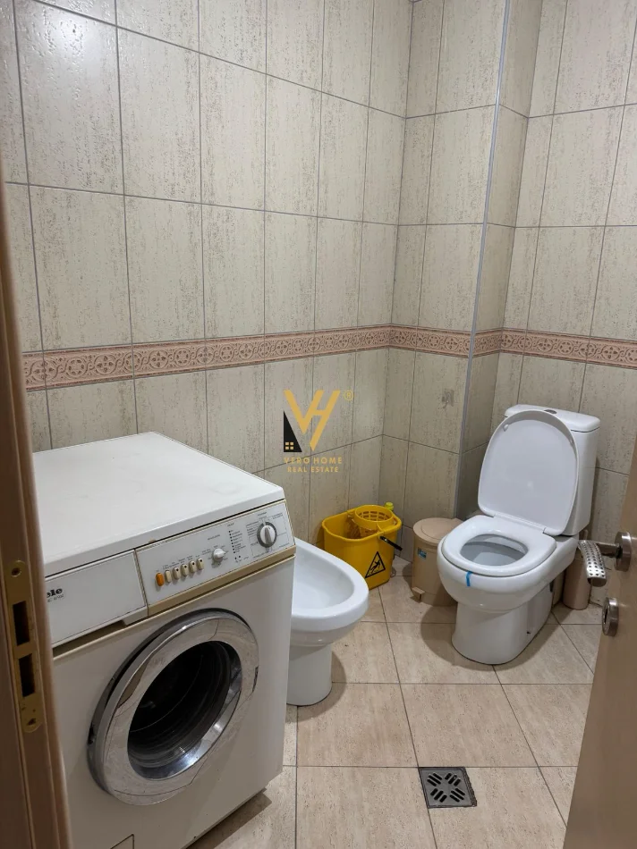 Tirane, jepet me qera apartament 1+1+Ballkon Kati 2, 55 m² 520 € (KOMUNA E PARISIT)