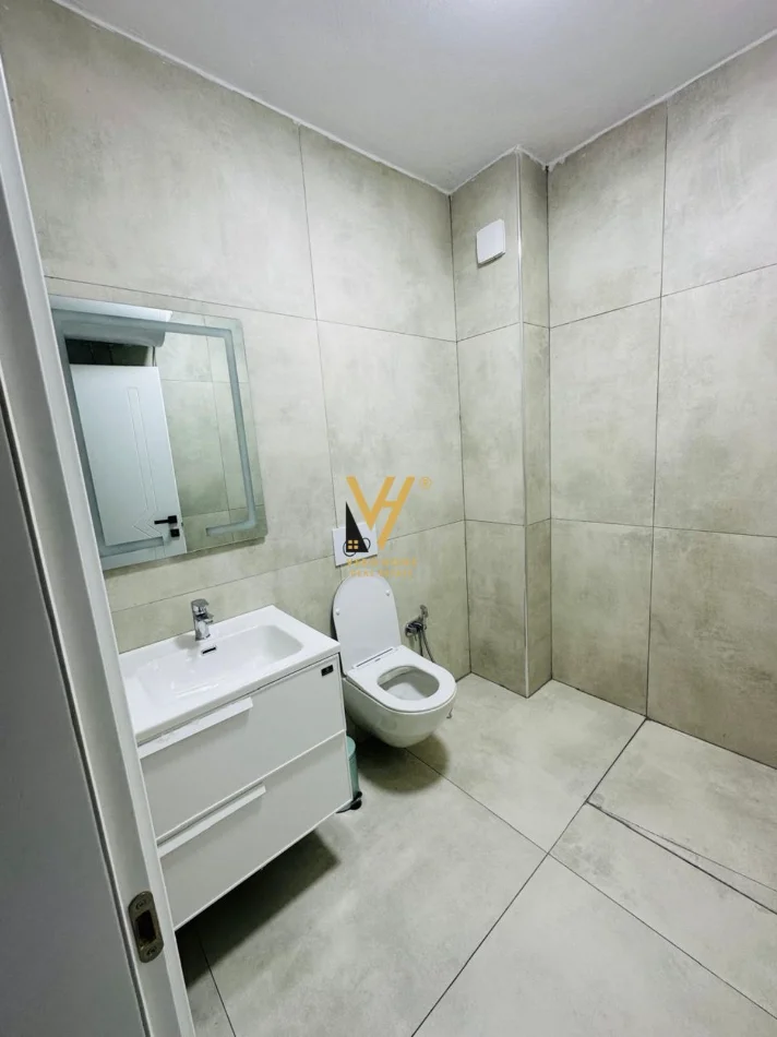 Tirane, jepet me qera apartament 2+1+Ballkon Kati 6, 120 m² 1.200 € (BLLOKU I AMBASADAVE)