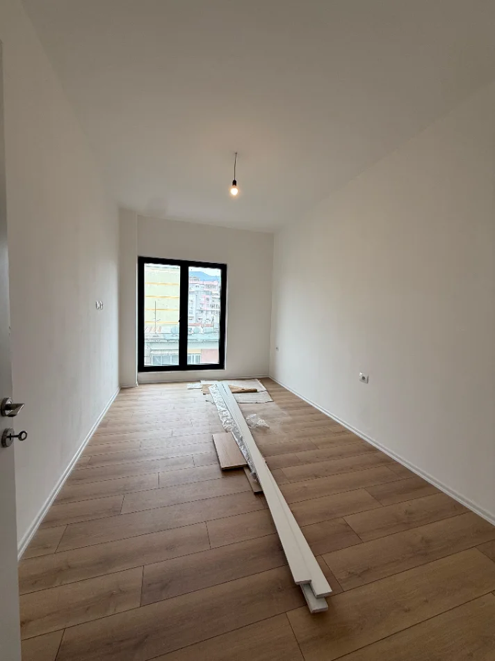 Tirane, jepet me qera apartament 2+1 Kati 4, 75.000 LEKE (RRUGA E BARRIKADAVE)