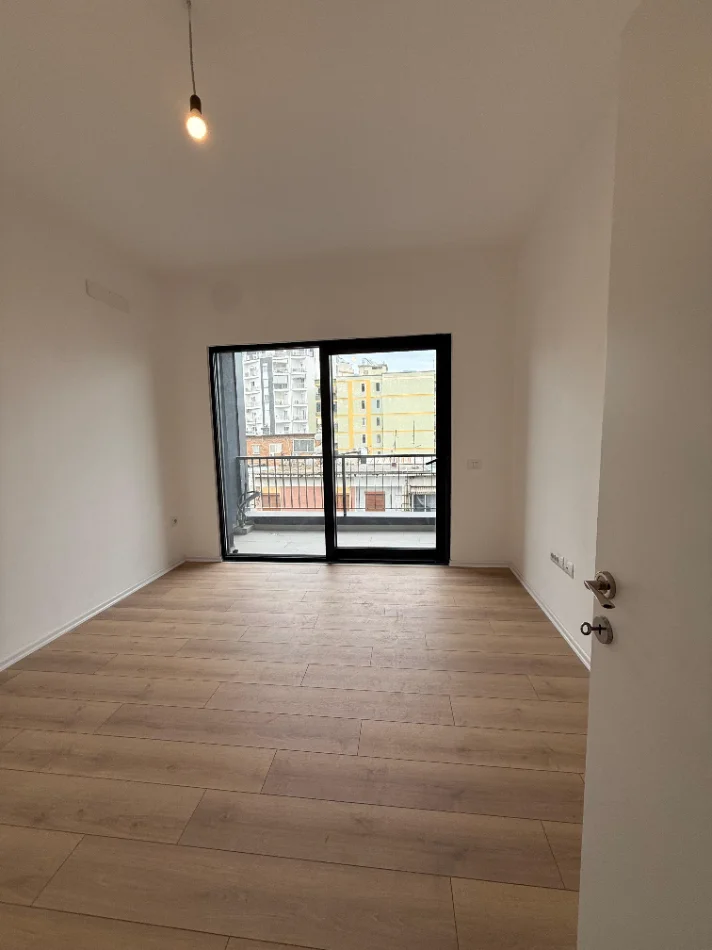 Tirane, jepet me qera apartament 2+1 Kati 4, 75.000 LEKE (RRUGA E BARRIKADAVE)