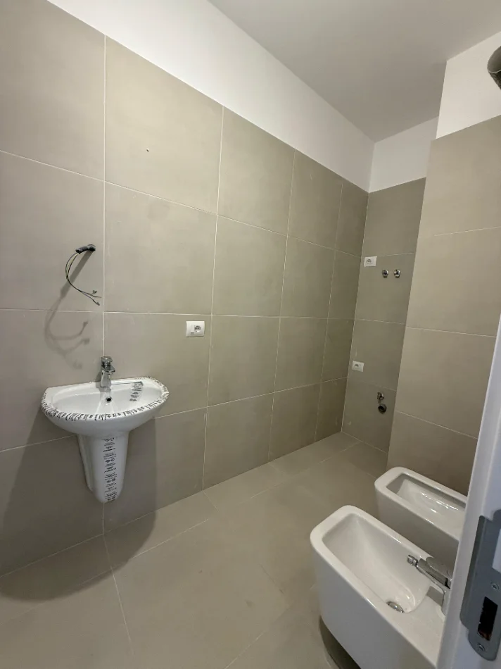 Tirane, jepet me qera apartament 2+1 Kati 4, 75.000 LEKE (RRUGA E BARRIKADAVE)
