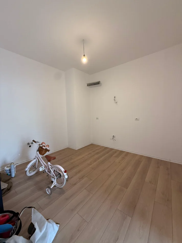 Tirane, jepet me qera apartament 2+1 Kati 4, 75.000 LEKE (RRUGA E BARRIKADAVE)