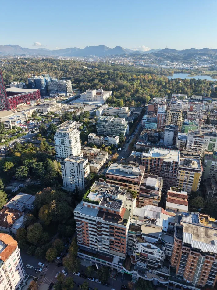 Tirane, shitet , 2.200 m² (Blloku) MUNDËSI INVESTIMI Shitet Godinë + Vilë në zonën e Bllokut.