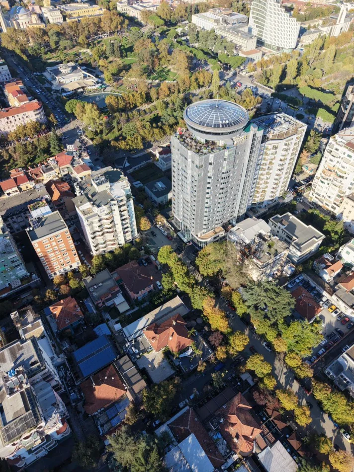 Tirane, shitet , 2.200 m² (Blloku) MUNDËSI INVESTIMI Shitet Godinë + Vilë në zonën e Bllokut.