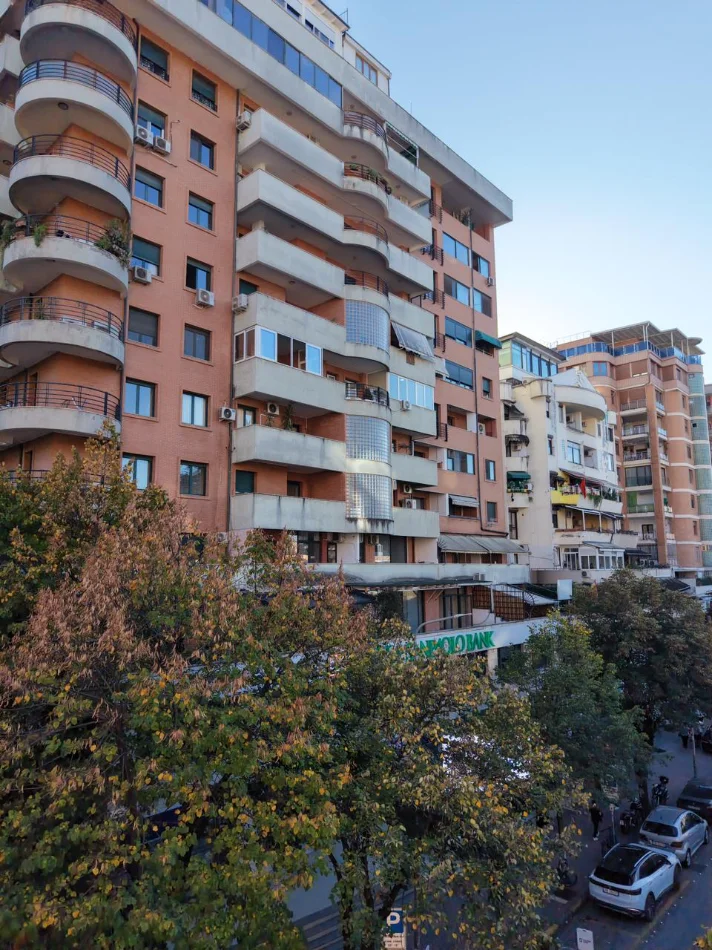 Tirane, shitet , 2.200 m² (Blloku) MUNDËSI INVESTIMI Shitet Godinë + Vilë në zonën e Bllokut.