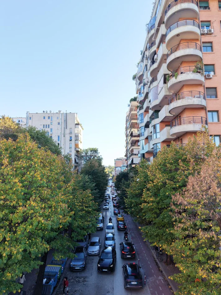 Tirane, shitet , 2.200 m² (Blloku) MUNDËSI INVESTIMI Shitet Godinë + Vilë në zonën e Bllokut.