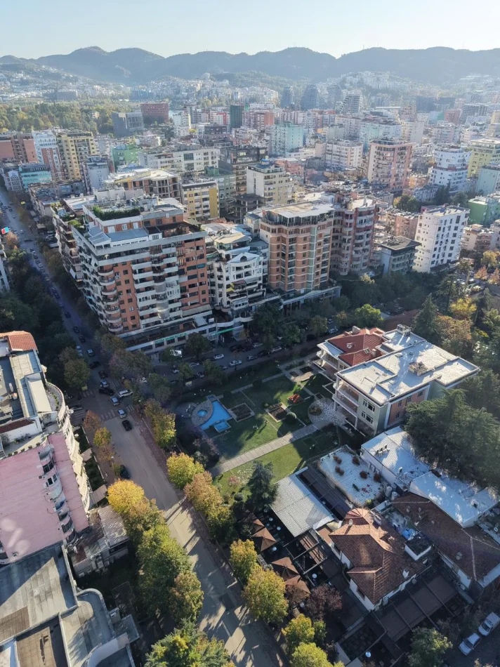 Tirane, shitet , 2.200 m² (Blloku) MUNDËSI INVESTIMI Shitet Godinë + Vilë në zonën e Bllokut.