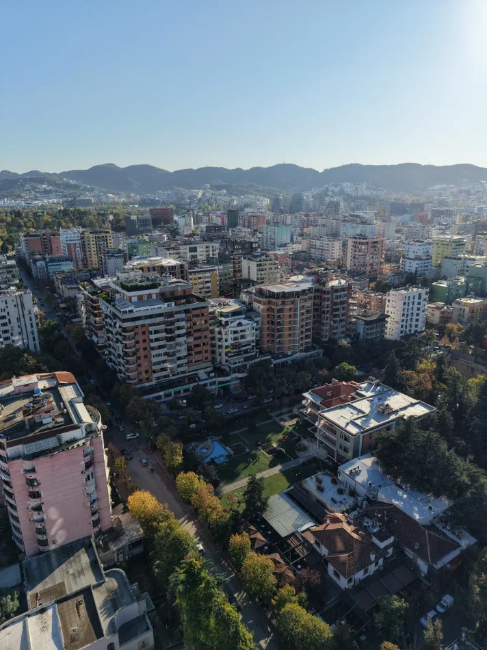Tirane, shitet , 2.200 m² (Blloku) MUNDËSI INVESTIMI Shitet Godinë + Vilë në zonën e Bllokut.