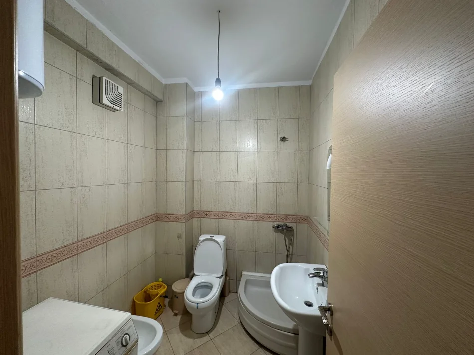 Tirane, jepet me qera apartament 1+1 Kati 2, 55 m² (KOMUNA E PARISIT)