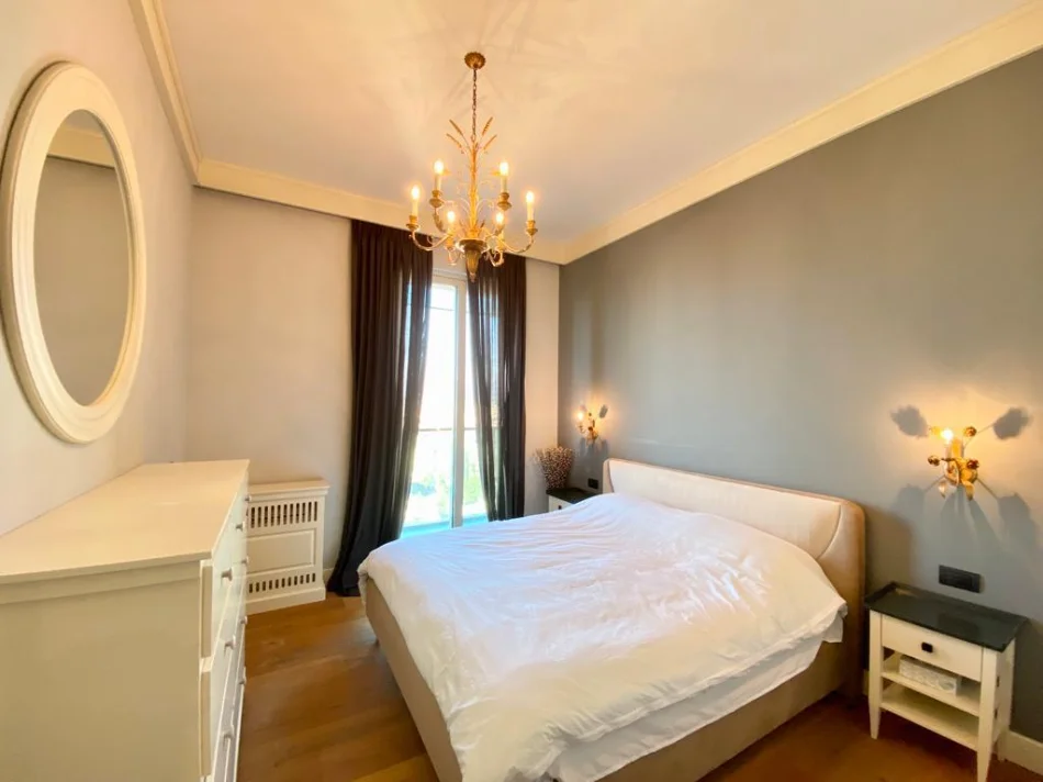 Tirane, jepet me qera apartament 2+1+Ballkon Kati 21, 130 m² 2.000 € (Ambassador 3)