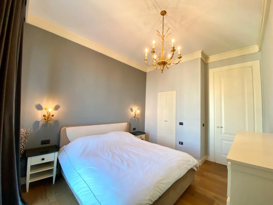 Tirane, jepet me qera apartament 2+1+Ballkon Kati 21, 130 m² 2.000 € (Ambassador 3)