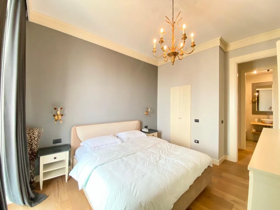Tirane, jepet me qera apartament 2+1+Ballkon Kati 21, 130 m² 2.000 € (Ambassador 3)