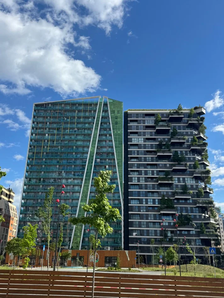 Tirane, jepet me qera apartament 2+1+Ballkon Kati 21, 130 m² 2.000 € (Ambassador 3)