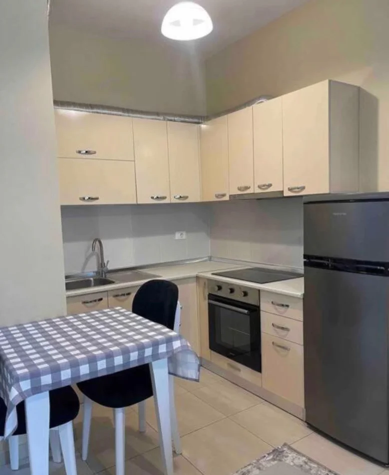 Tirane, jepet me qera apartament 1+1 Kati 6, 58 m² 700 € (Komuna e Parisit)
