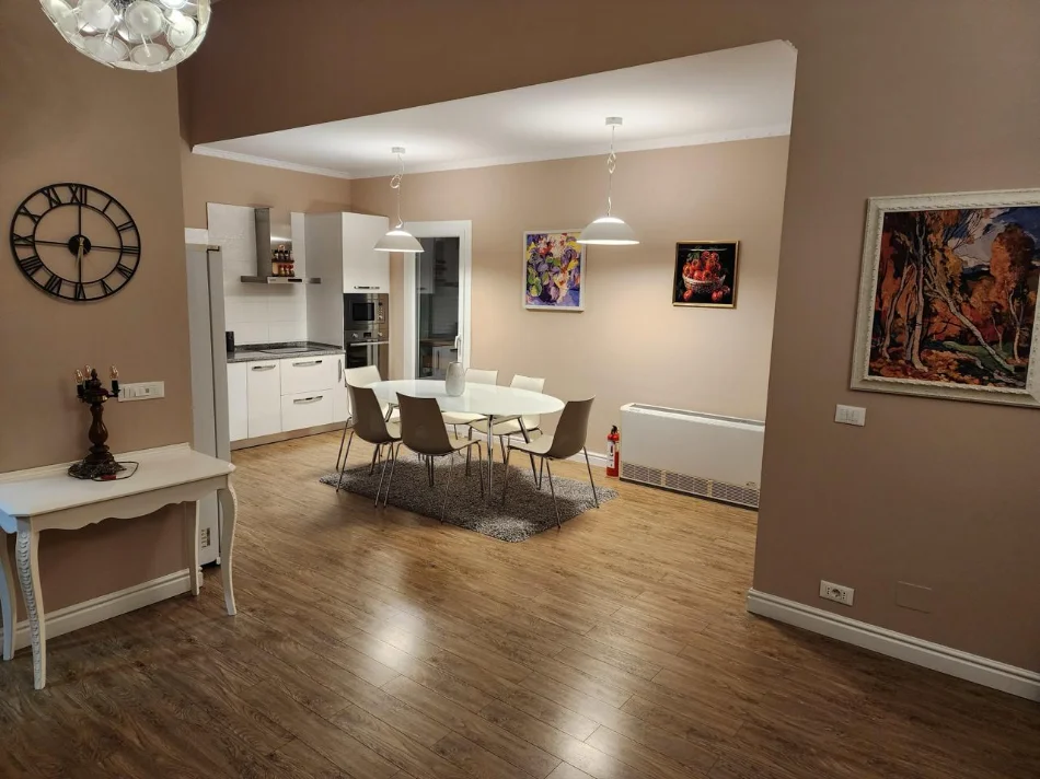 Tirane, jepet me qera Vile 3+1+Aneks+Ballkon Kati 2, 500 m² 2.000 € (Long Hill)