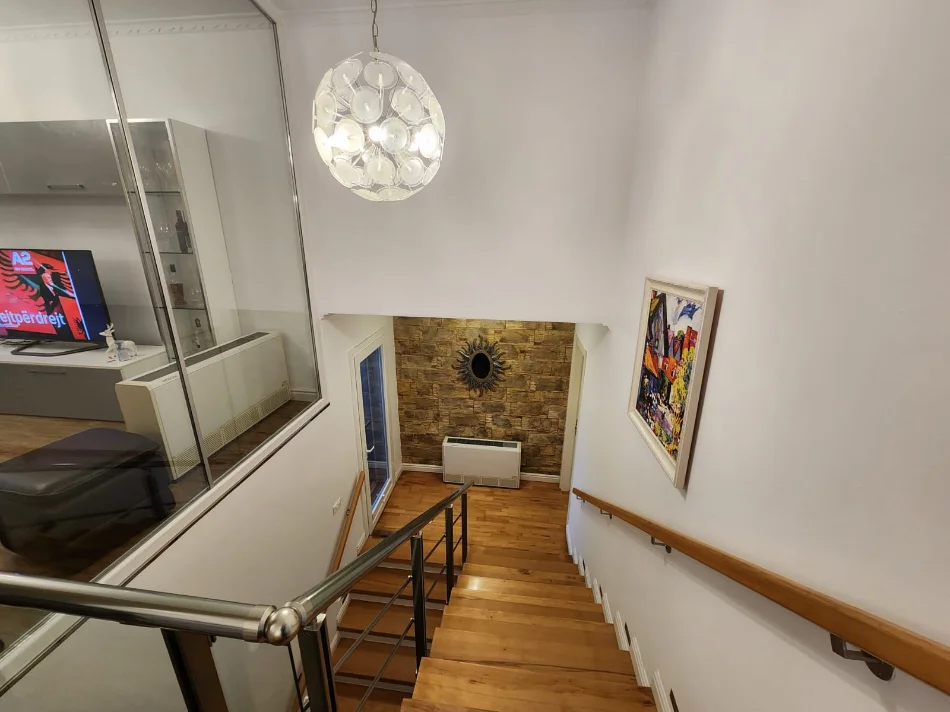 Tirane, jepet me qera Vile 3+1+Aneks+Ballkon Kati 2, 500 m² 2.000 € (Long Hill)