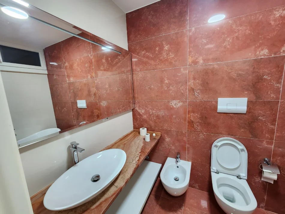 Tirane, jepet me qera Vile 3+1+Aneks+Ballkon Kati 2, 500 m² 2.000 € (Long Hill)