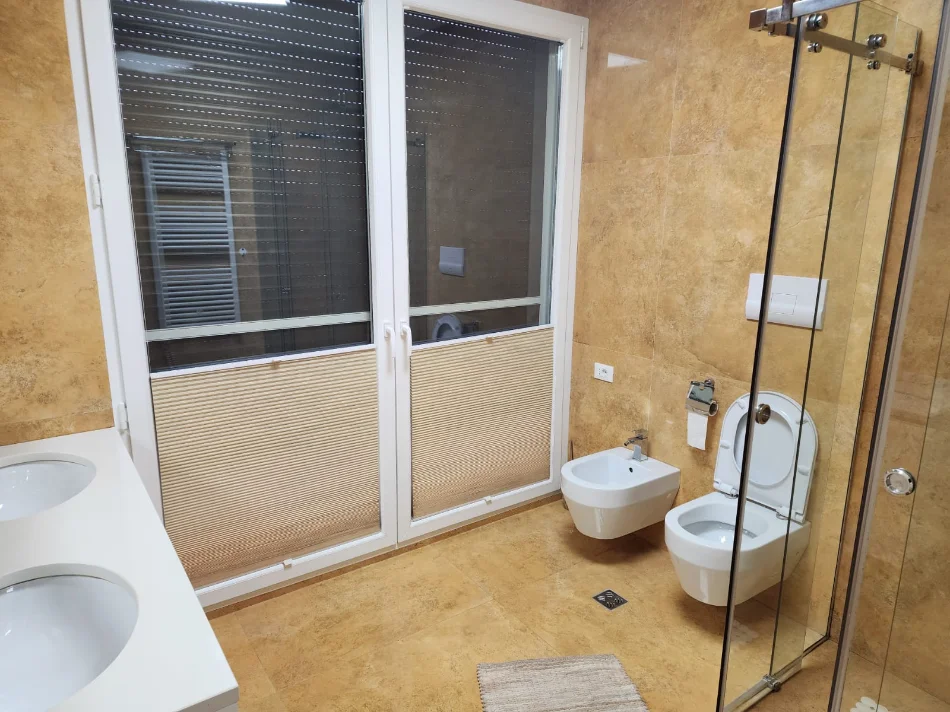 Tirane, jepet me qera Vile 3+1+Aneks+Ballkon Kati 2, 500 m² 2.000 € (Long Hill)