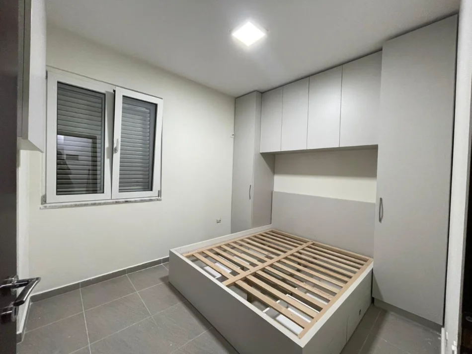 Tirane, jepet me qera apartament 1+1 Kati 5, 55 m² 550 € (PRANE KLINIKES INDIANE TE SYRIT)